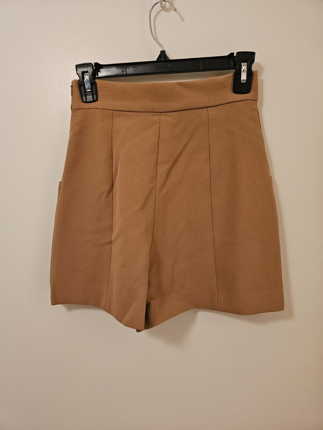 SHORTS WITH BUTTONS, HIGHWAISTED - Image 2