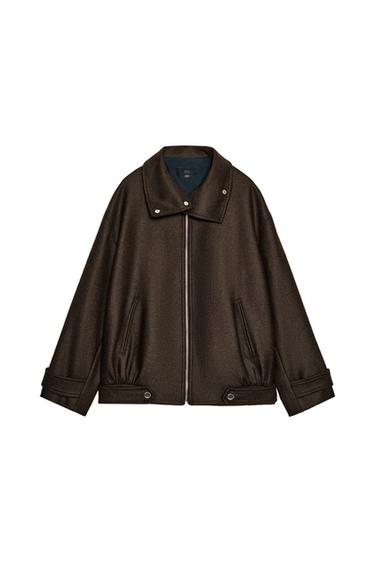 Μπροστινή όψη καφέ bomber jacket με όρθιο γιακά, μπροστινές τσέπες με διπλό ρέλι και μπροστινό κλείσιμο με φερμουάρ.