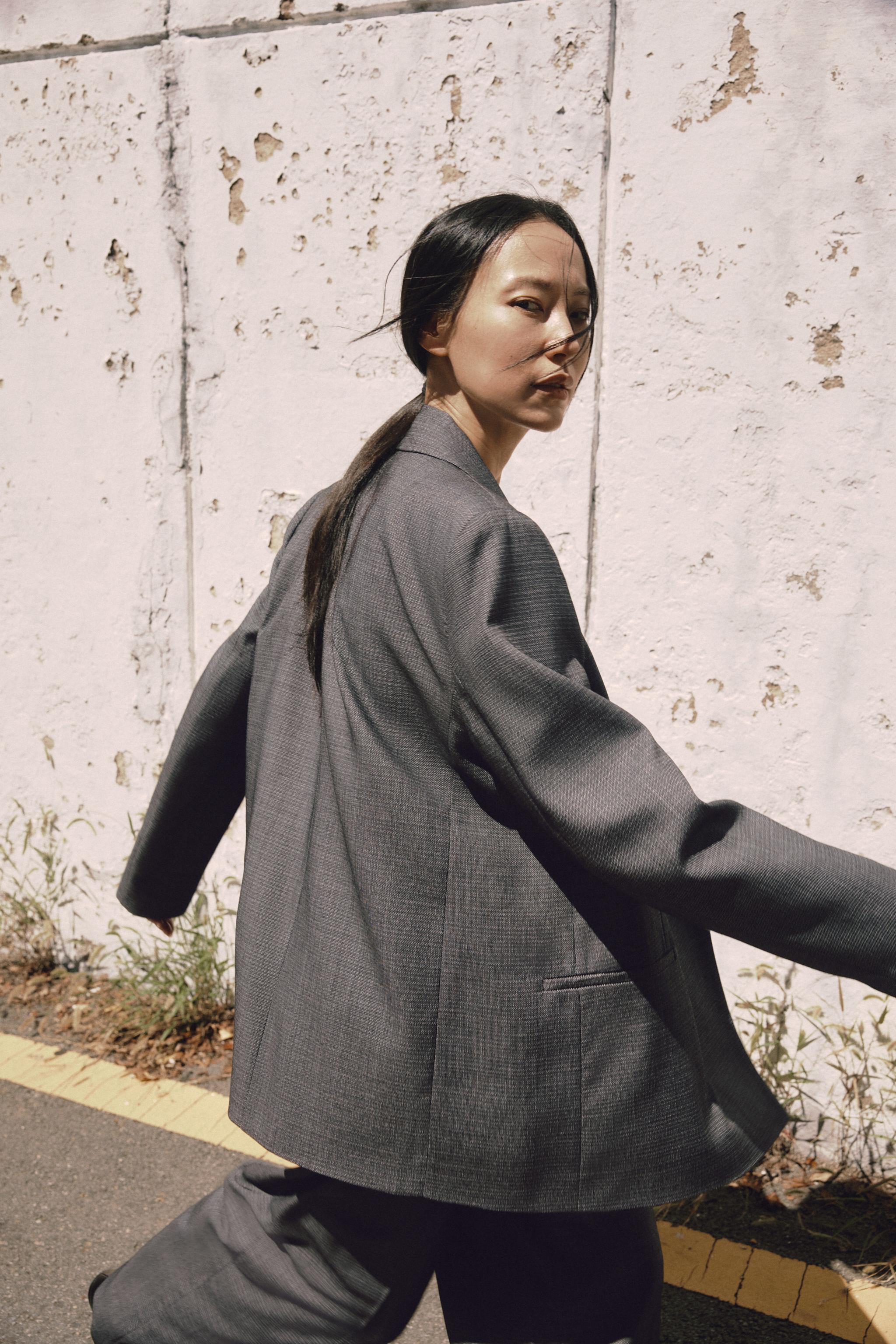 ショルダーパッド入りダブルブレスト仕様ブレザー - サンド/ブラック