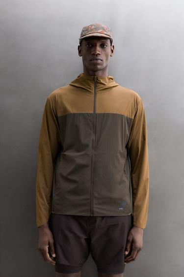TEXTURED RUNNING WINDBREAKER — Black / Brown 1