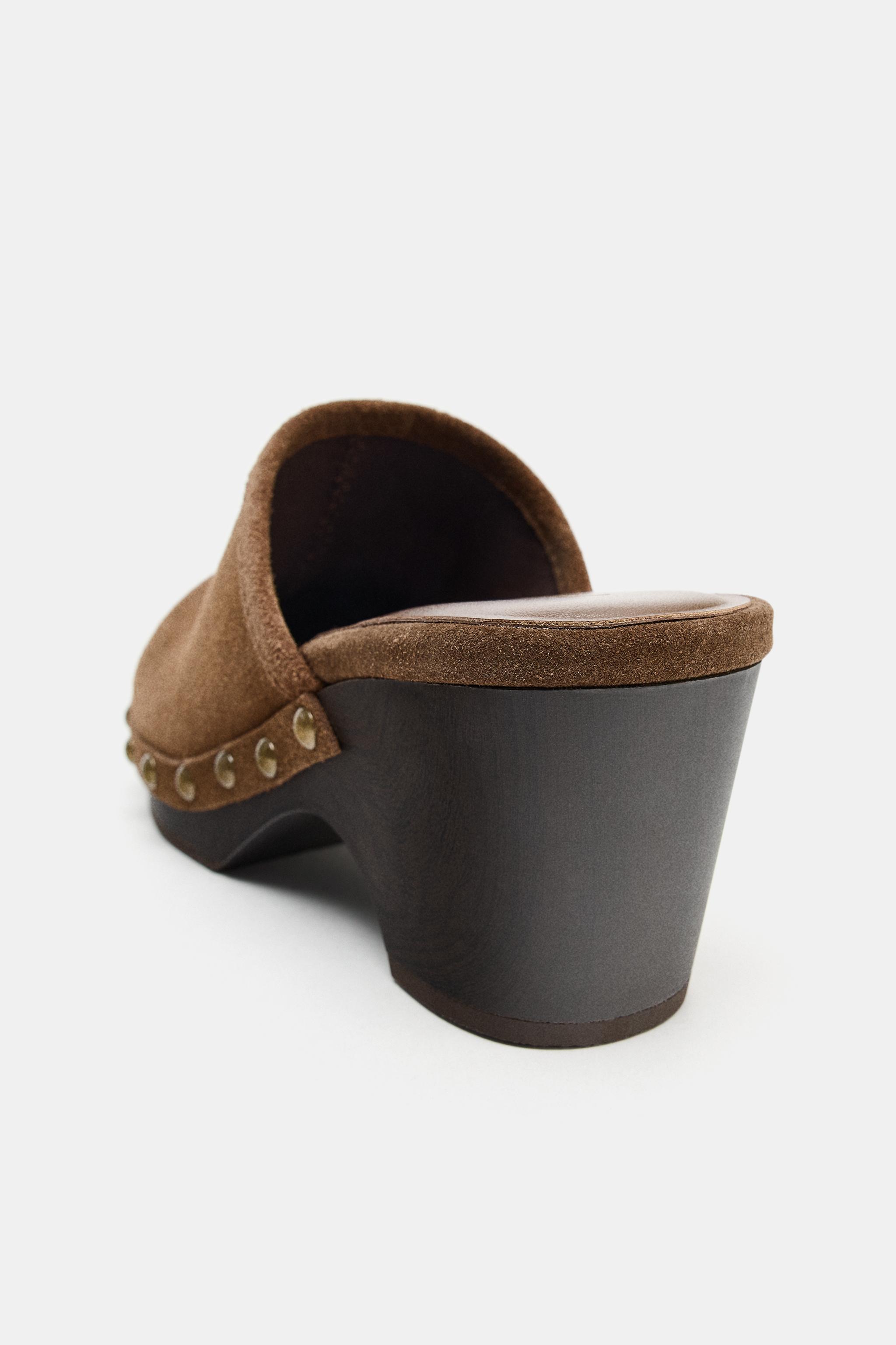 SABOTS EN CROÛTE DE CUIR AVEC CLOUS