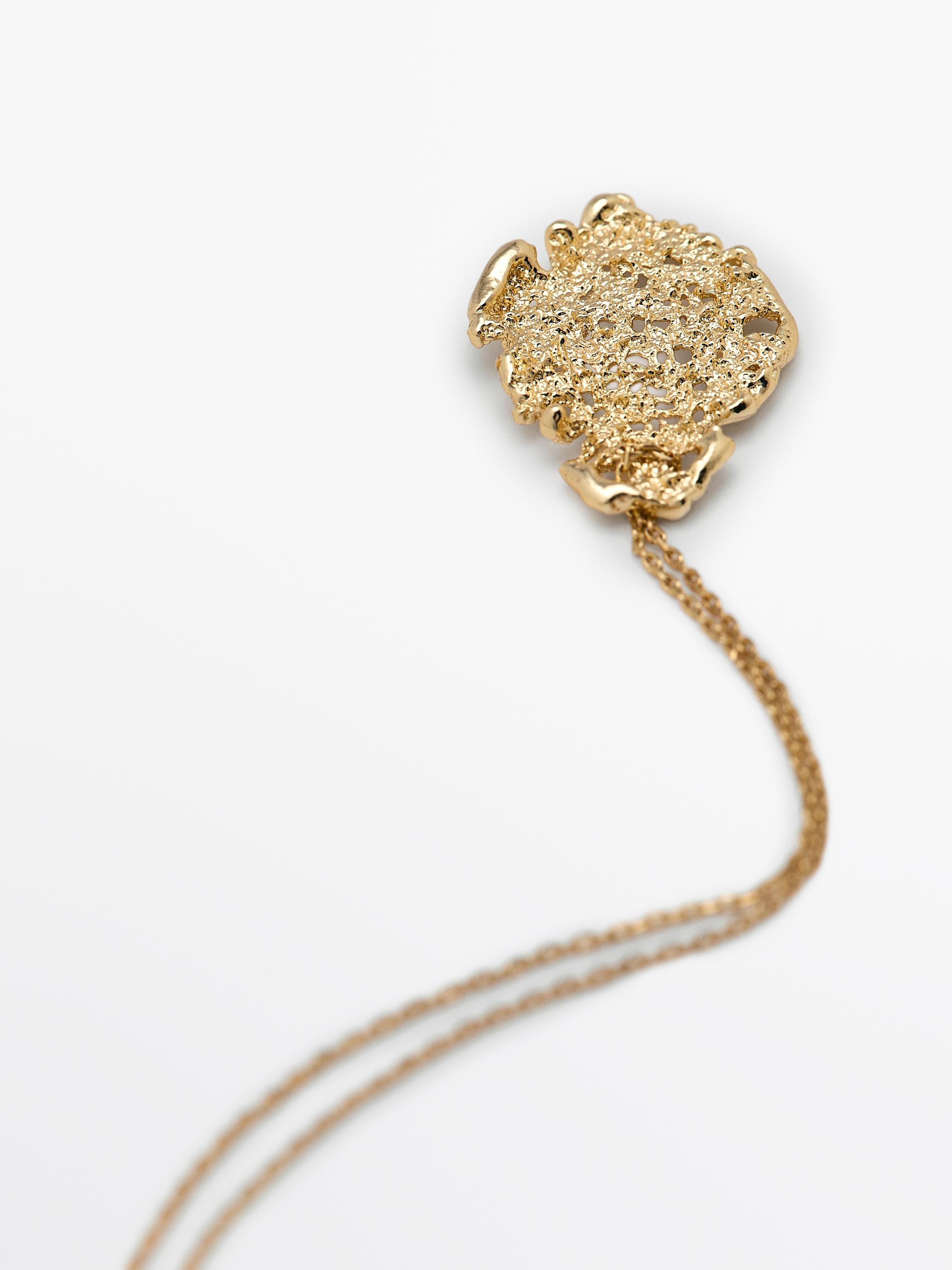 Mini necklace with lace piece pendant