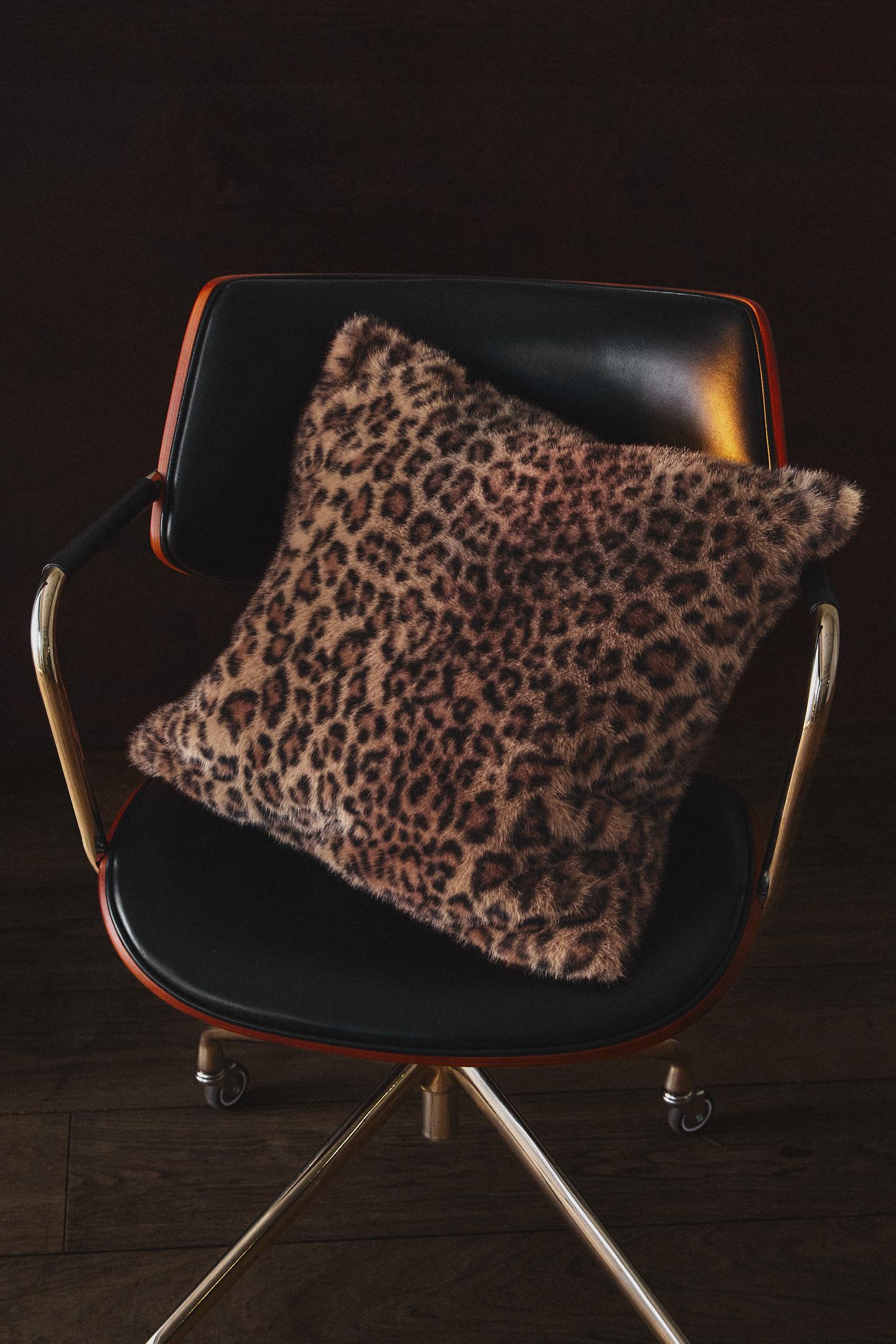 Подушка Zara Animal Print Faux Fur Throw Pillow Cover, цвет: Леопардовый — фото 5