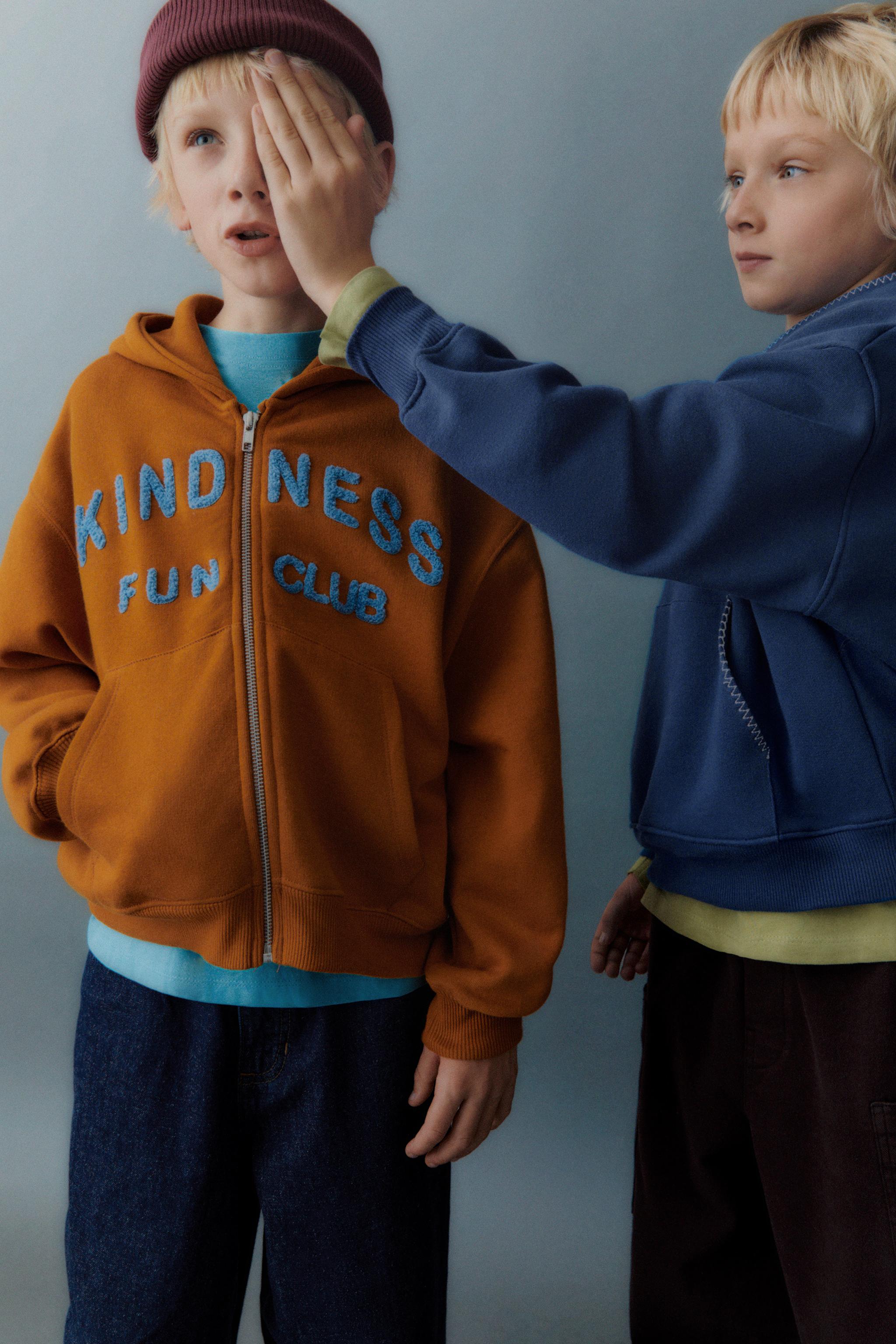 SWEAT À CAPUCHE AVEC INSCRIPTION EN VELOURS BOUCLÉ