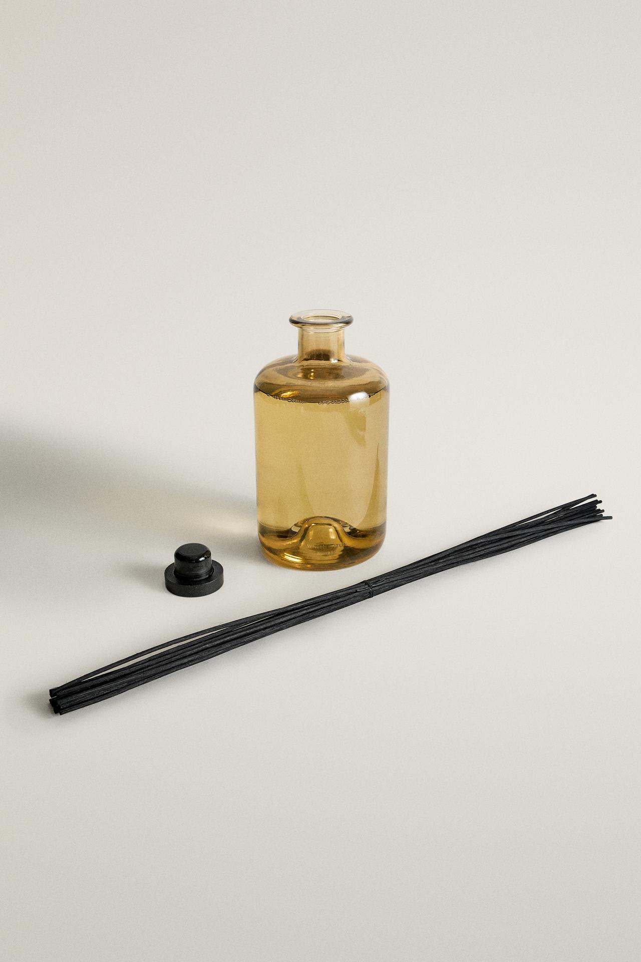 (2.8 L) WHITE LOTUS REED DIFFUSER — Intense red