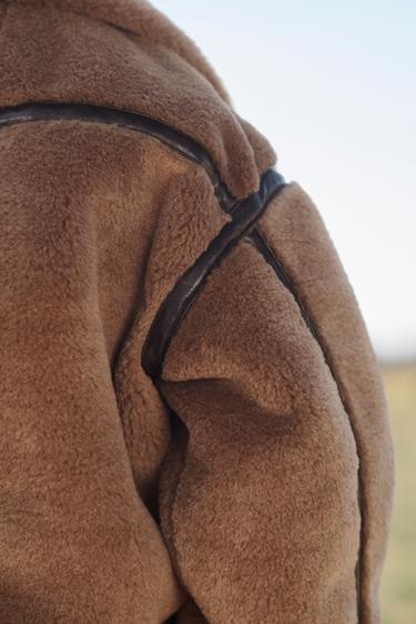 BLOUSON MATIÈRE SYNTHÈTIQUE AVEC EFFET FOURRURE À CONTRASTE ÉDITION LIMITÉE - Marron de Zara - Image 5