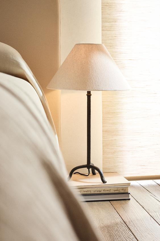 TABLE LAMP WITH TRIPOD BASE