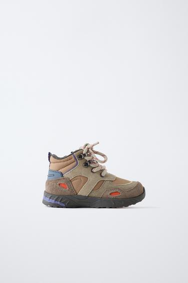 SPORTLICHE STIEFELLETTE IM BERGSTEIGER-STIL - Sandfarbe von Zara