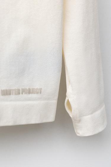 T-SHIRT CÔTELÉ INSCRIPTION EN RELIEF - Écru de Zara - Image 3