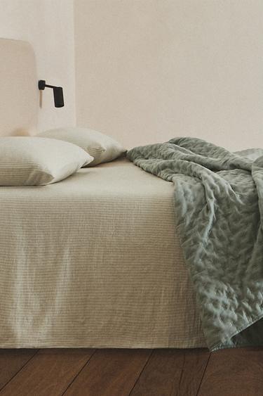 QUILTED BEDSPREAD WITH DOTS - Mid-green by Zara