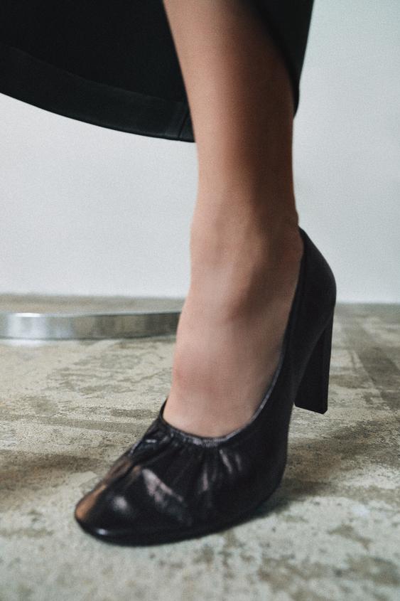 CHAUSSURES À TALONS EN CUIR FRONCÉES ÉDITION LIMITÉE - Marron chocolat de Zara - Image 2