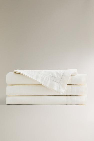 ΒΑΜΒΑΚΕΡΟ ΤΡΑΠΕΖΟΜΑΝΤΙΛΟ ΜΕ ΜΠΟΡΝΤΟΥΡΑ ΑΖΟΥΡ - Λευκό του Zara