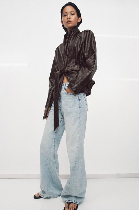 Hn�d� bunda s p�skem a sv�tle modr� d��ny s �irok�mi nohavicemi.