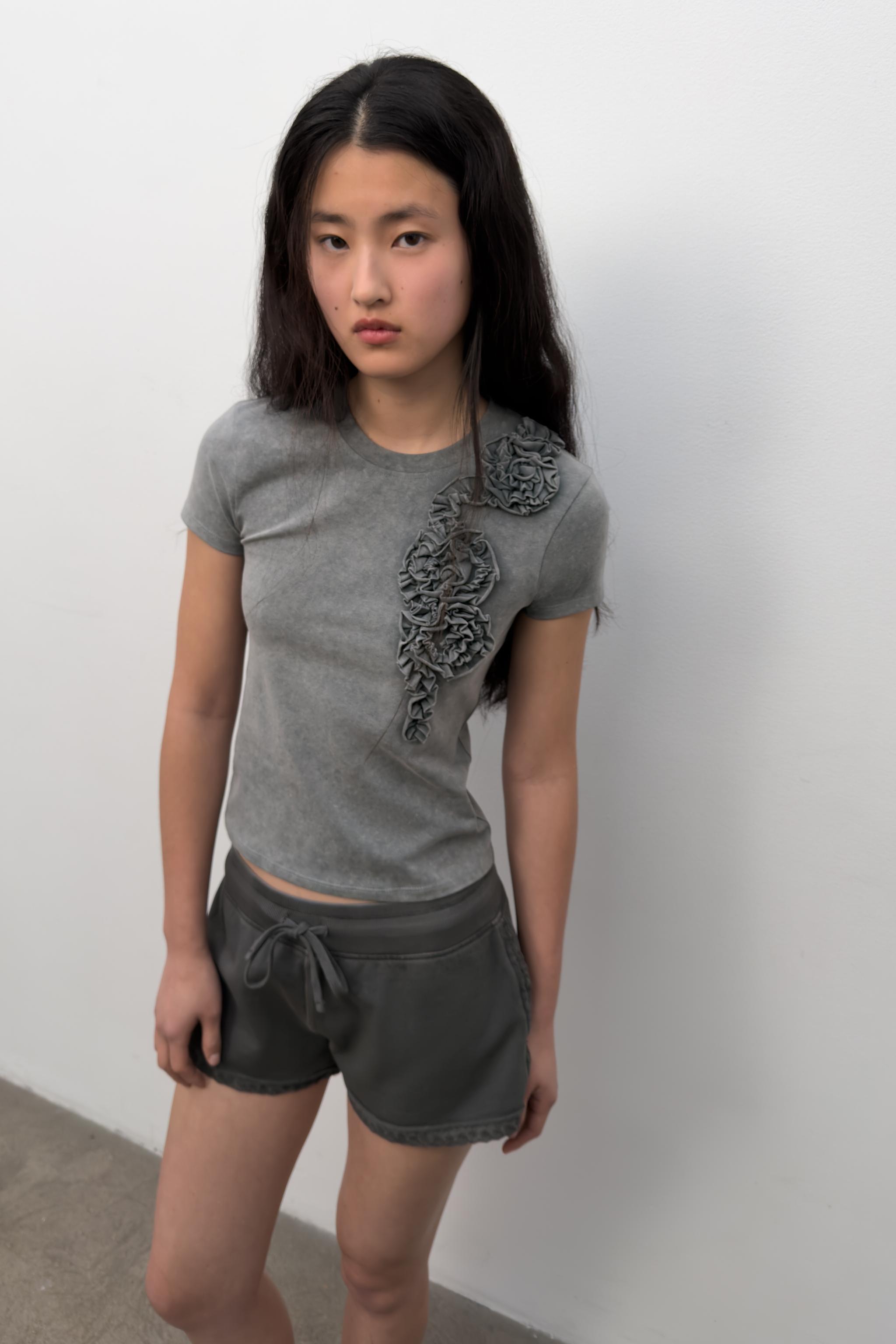 T-SHIRT LAVÉ FLEUR EN RELIEF
