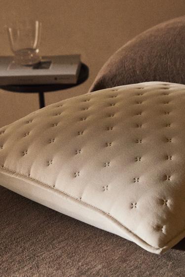 HOUSSE DE COUSSIN ÉDREDON MATELASSÉ POIS - Beige de Zara - Image 6