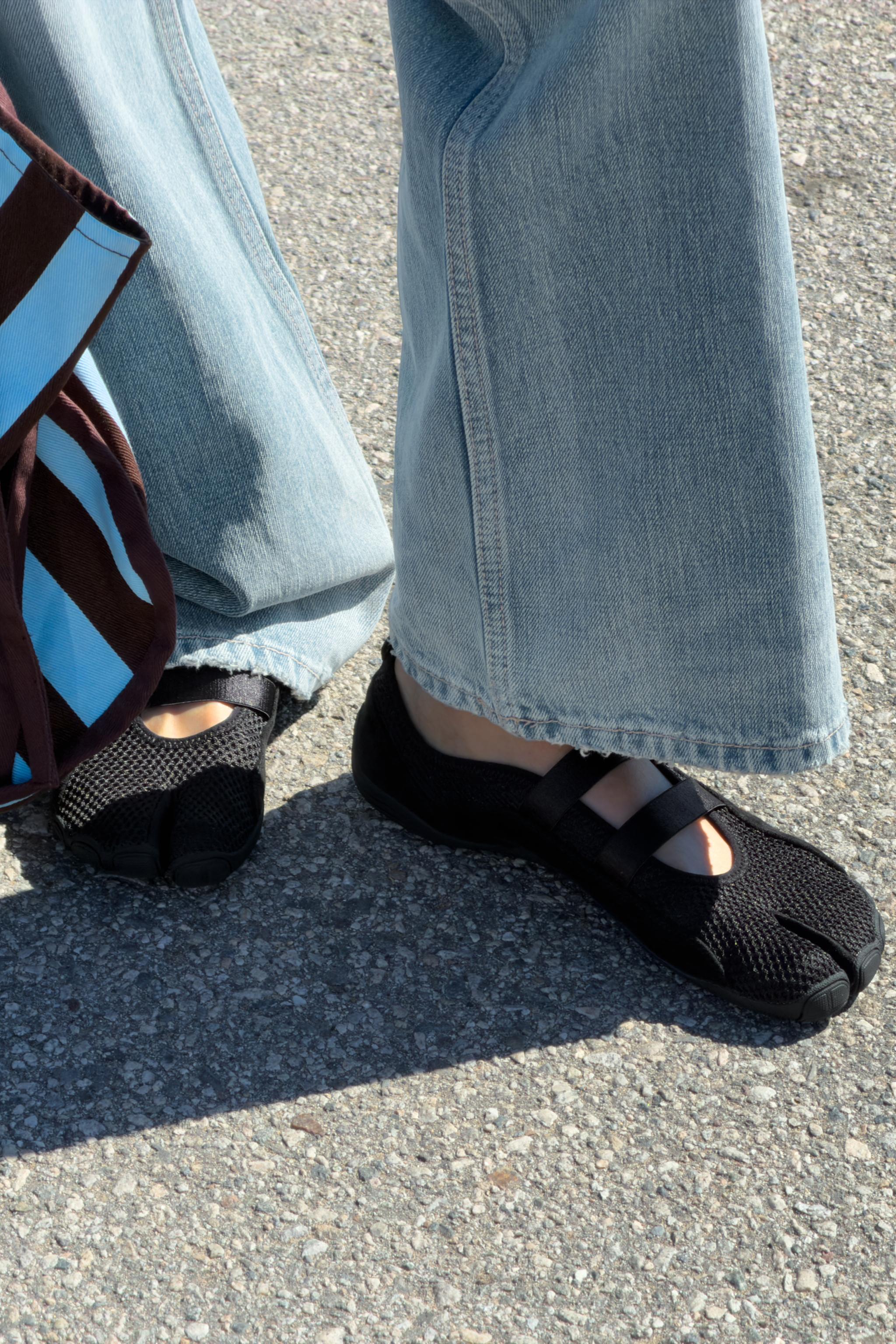 ELASTIC STRAP BALLET FLATS