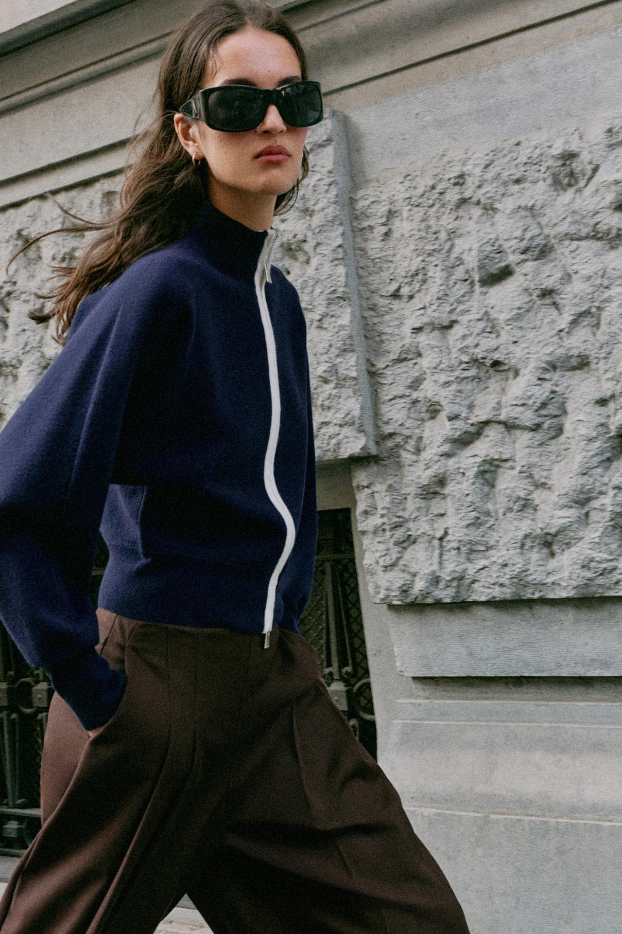 ZIP-UP CARDIGAN — Navy / White