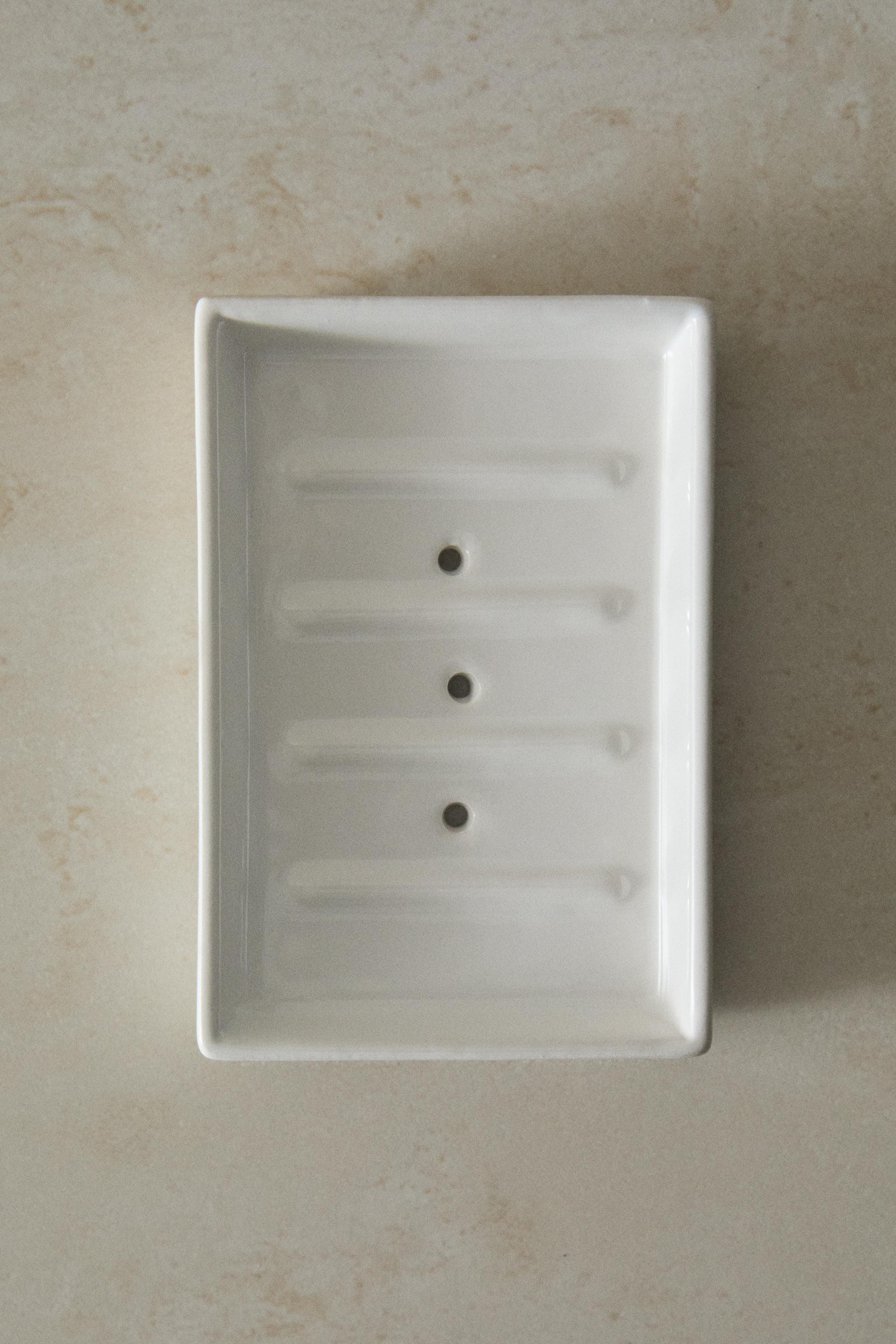 WHITE EARTHENWARE BATHROOM SOAP DISH
