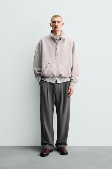 بنطلون WIDE FIT بثنيات - رمادي الخاص بـ Zara