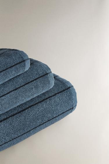 SERVIETTE DE BAIN RAYURE RÉGULIÈRE - Bleu moyen de Zara - Image 1