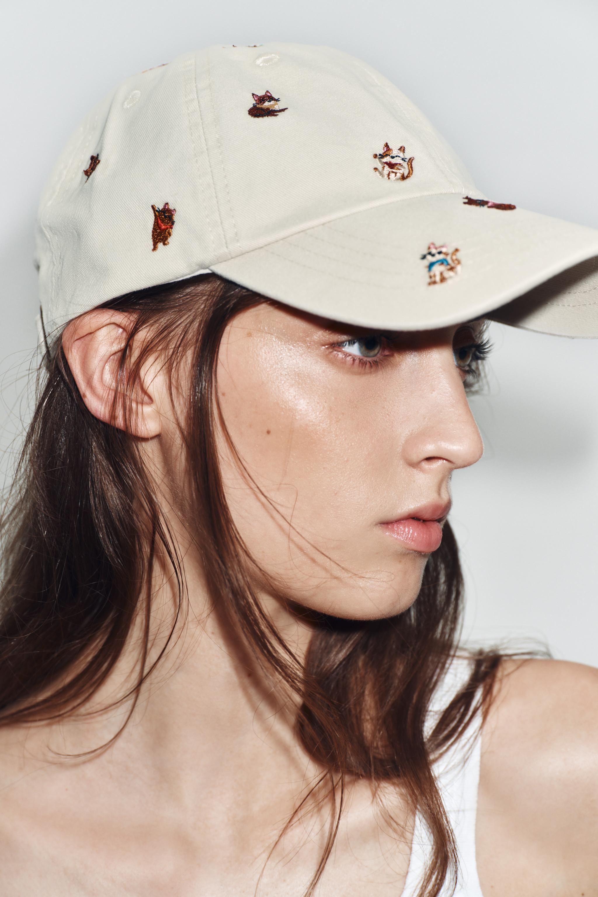 Женские кепки Zara EMBROIDERED CAT TWILL