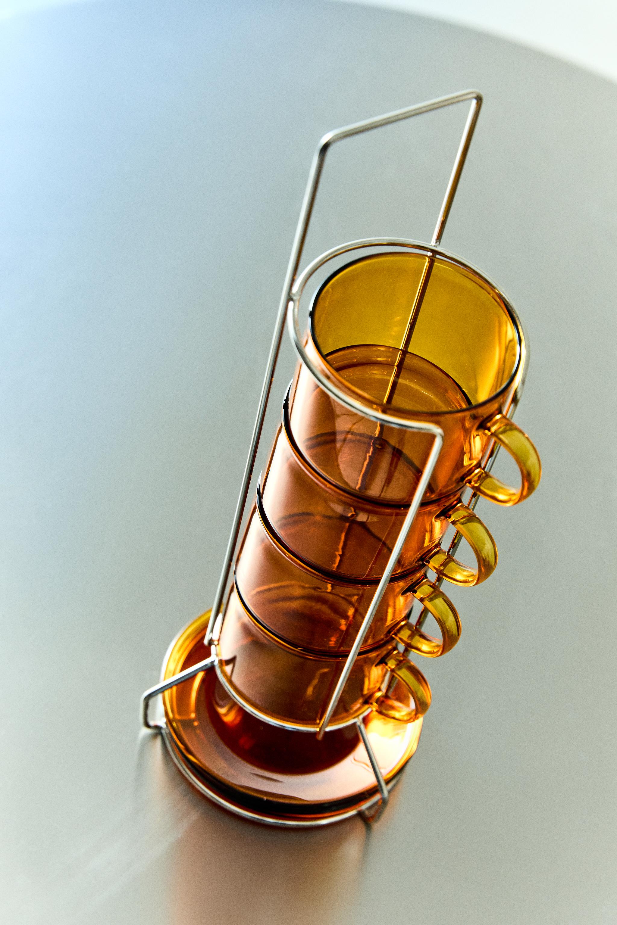 STRUCTURE AVEC TASSES ET SOUCOUPES