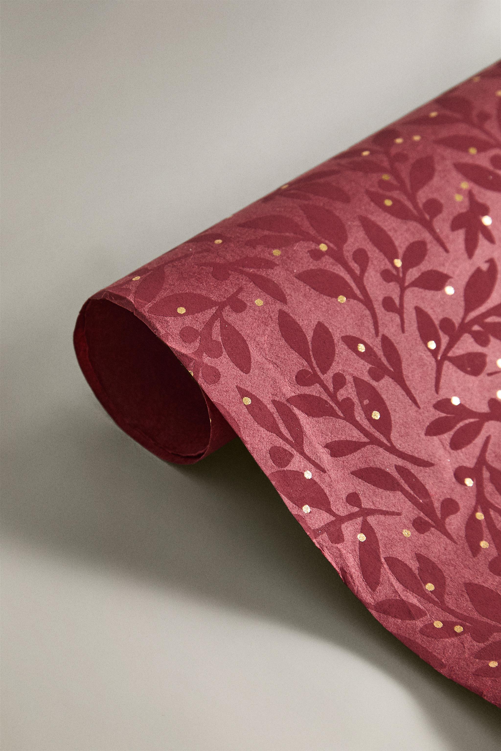 CHRISTMAS HOLLY LEAF WRAPPING PAPER