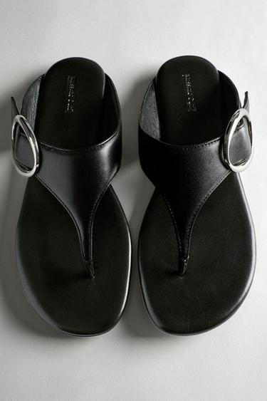 Sandalia piel anilla metálica - Negro de Zara