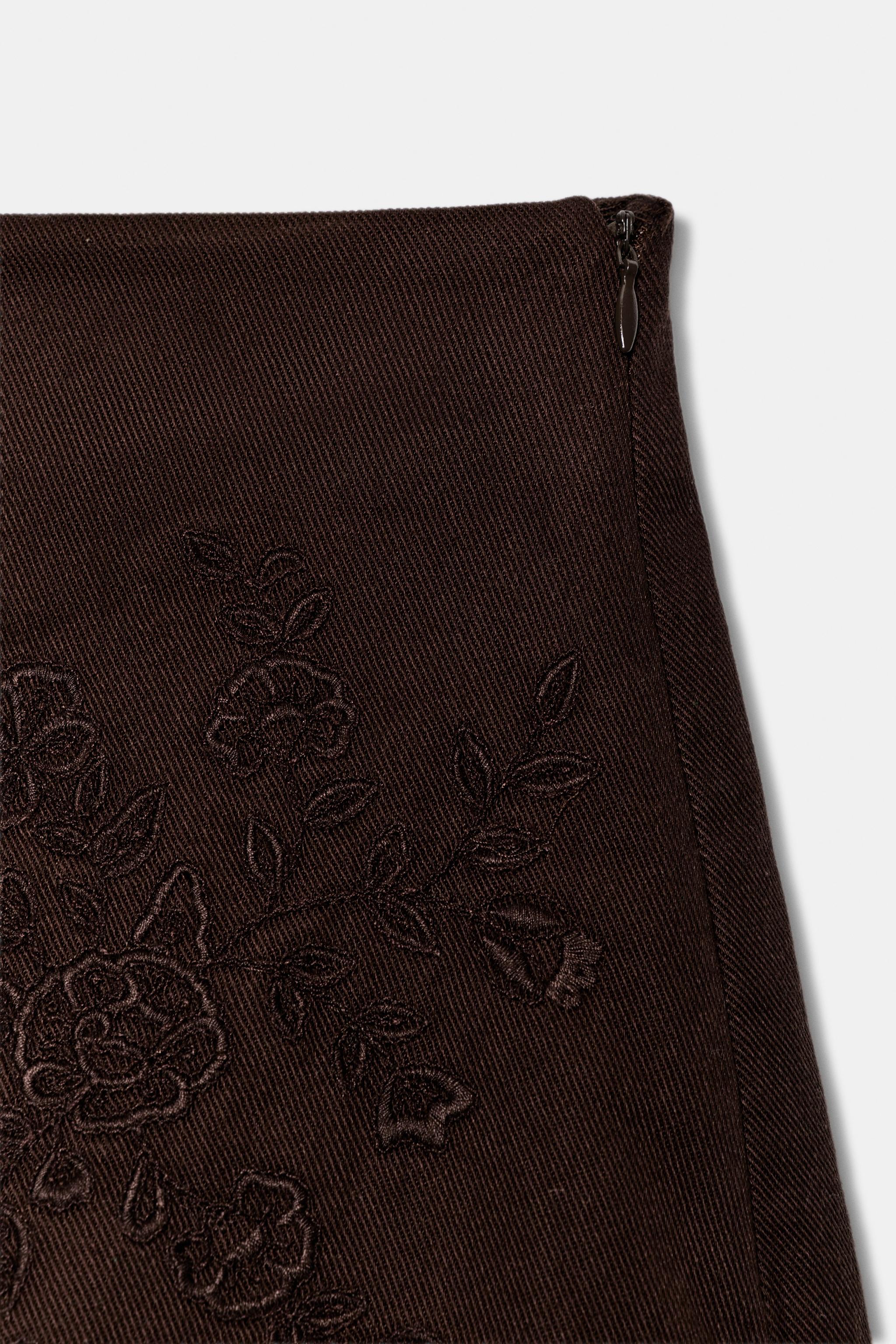LACE EMBROIDERED SHORTS