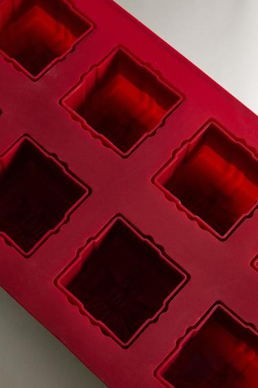 CHRISTMAS GIFT BAKING MOULD - Red by Zara - Image 3