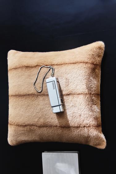 KISSENBEZUG MIT FARBVERLAUF UND FELLIMITAT - Beige von Zara
