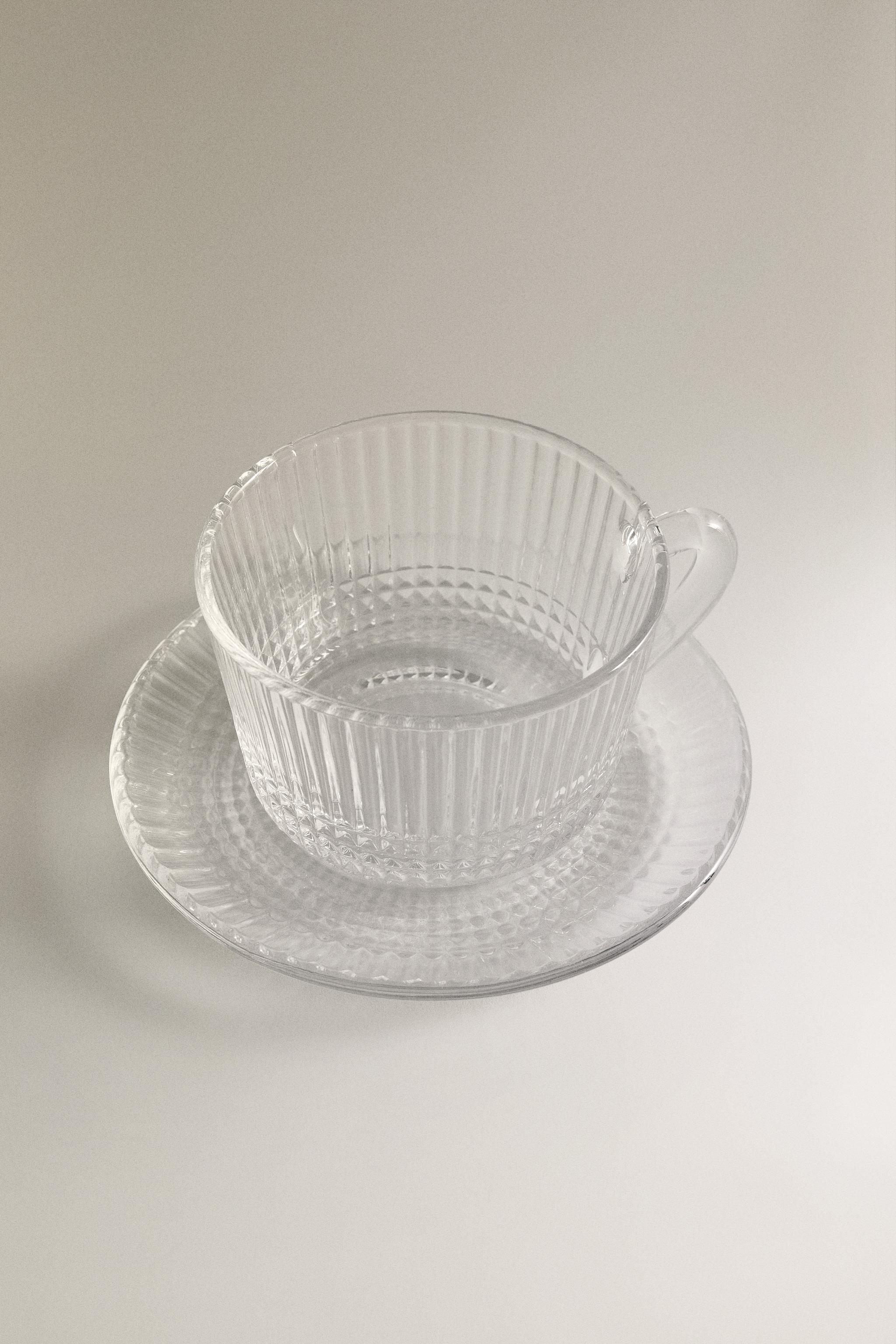 GLASS TEACUP AND SAUCER WITH GEOMETRIC RELIEF — Transparent