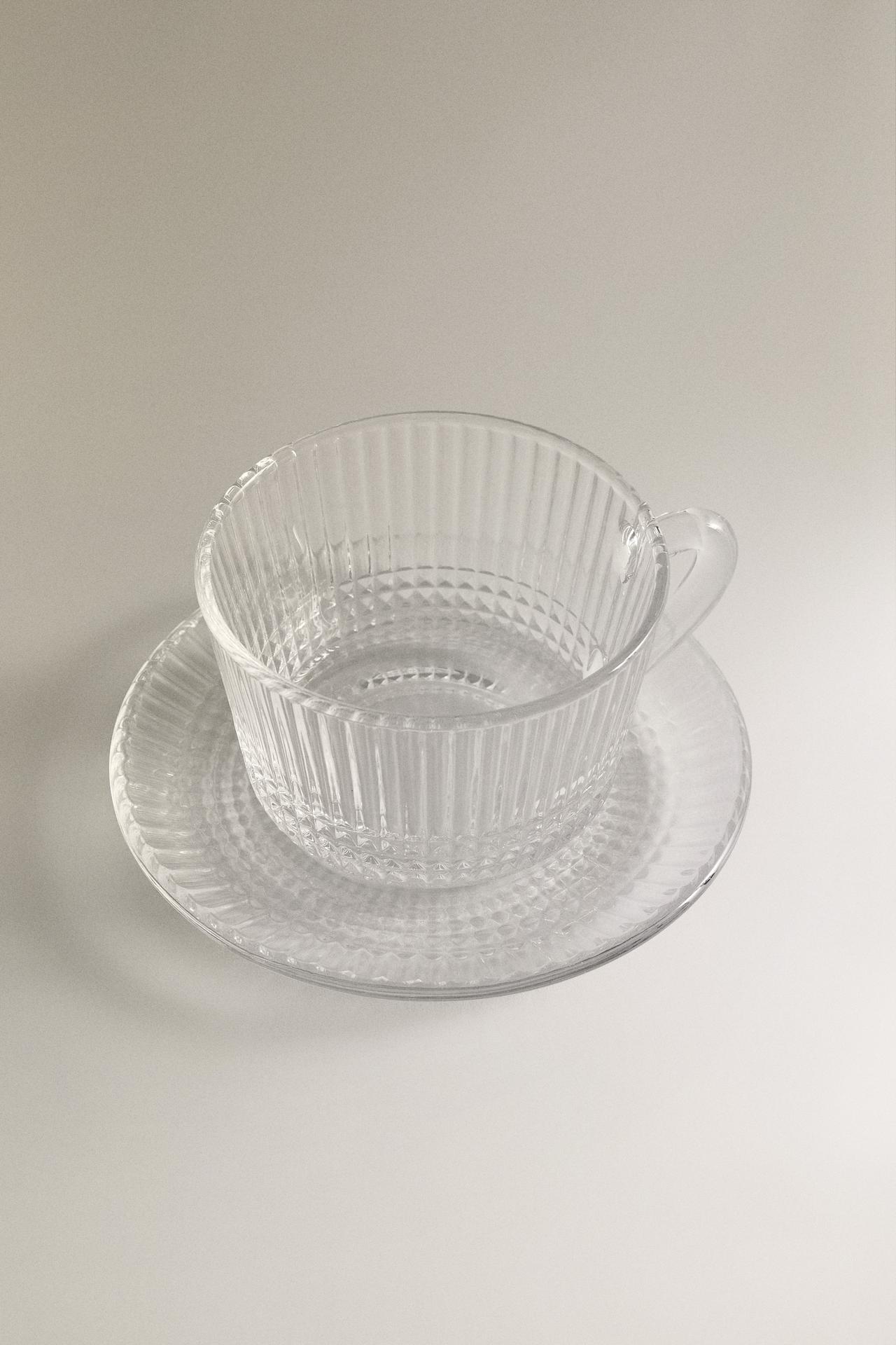 GLASS TEACUP AND SAUCER WITH GEOMETRIC RELIEF — Transparent