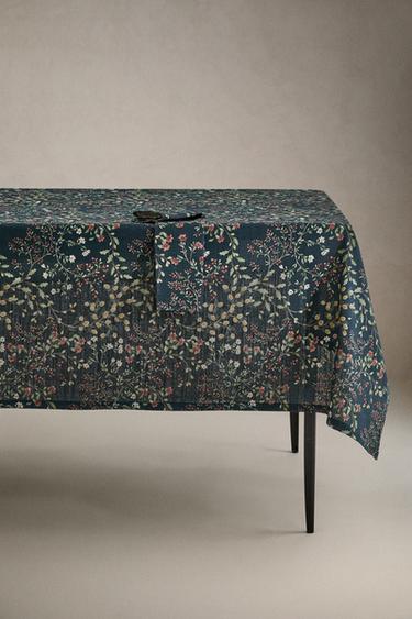TISCHDECKE AUS BAUMWOLLE UND LEINEN MIT BLUMENMUSTER FÜR WEIHNACHTEN - Marineblau von Zara - Bild 0