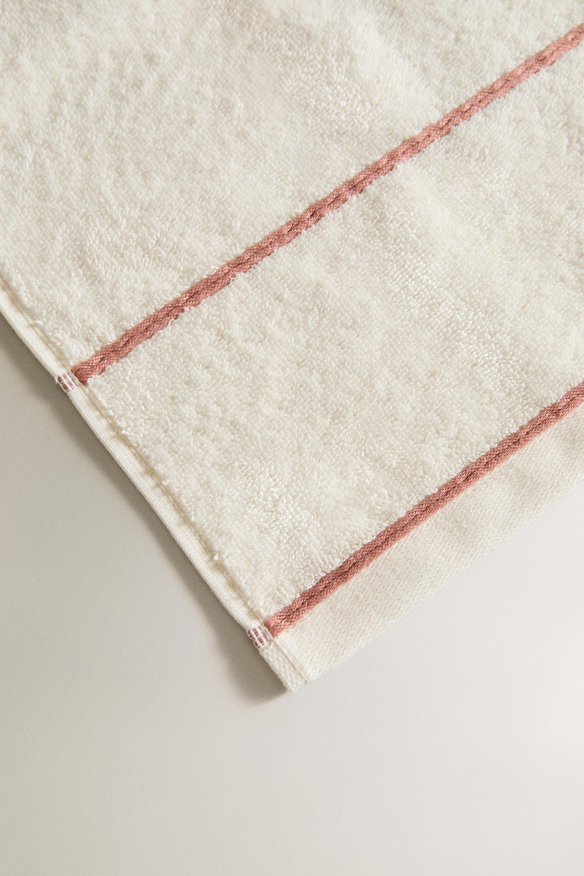 BATH TOWEL WITH CONTRAST PIPING