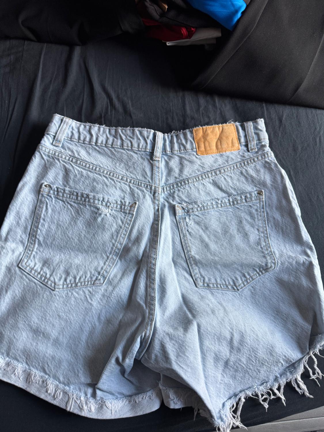 HIGH RISE RIPPED SHORTS - Image 2