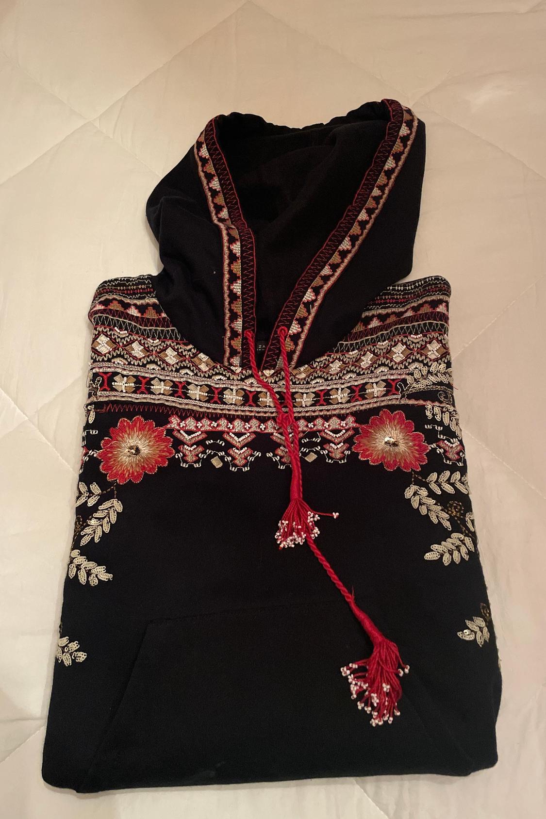 EMBROIDERED SWEATSHIRT