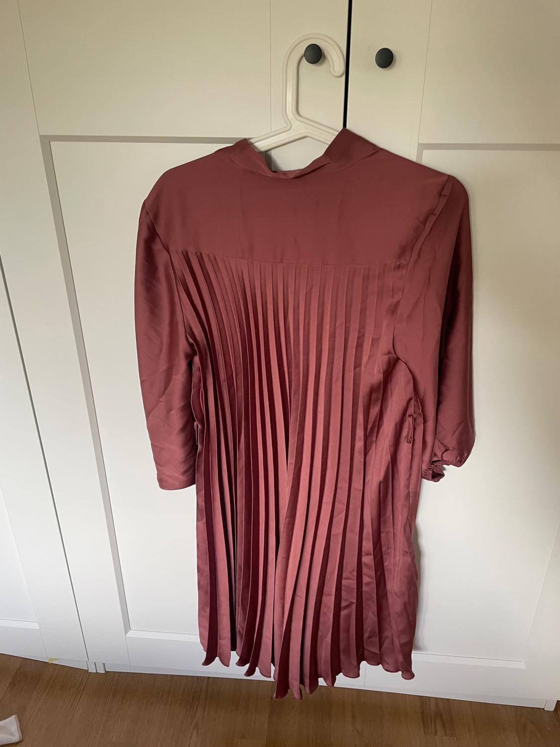 PLEATED DRESS WITH BELT - Image 4