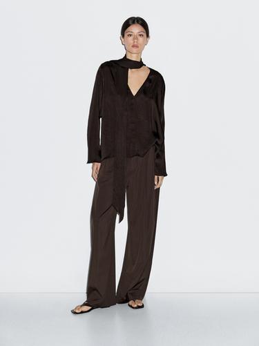 Blouse fluide avec nœud - Marron de Zara