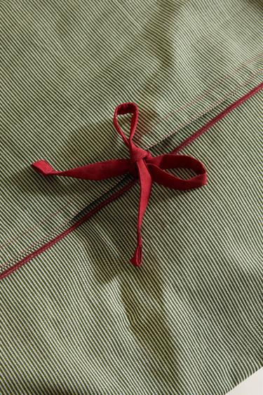 PROUŽKOVANÝ POVLAK NA PŘIKRÝVKU OVERLOCK - Tmavě zelená od Zara - Obrázek 0