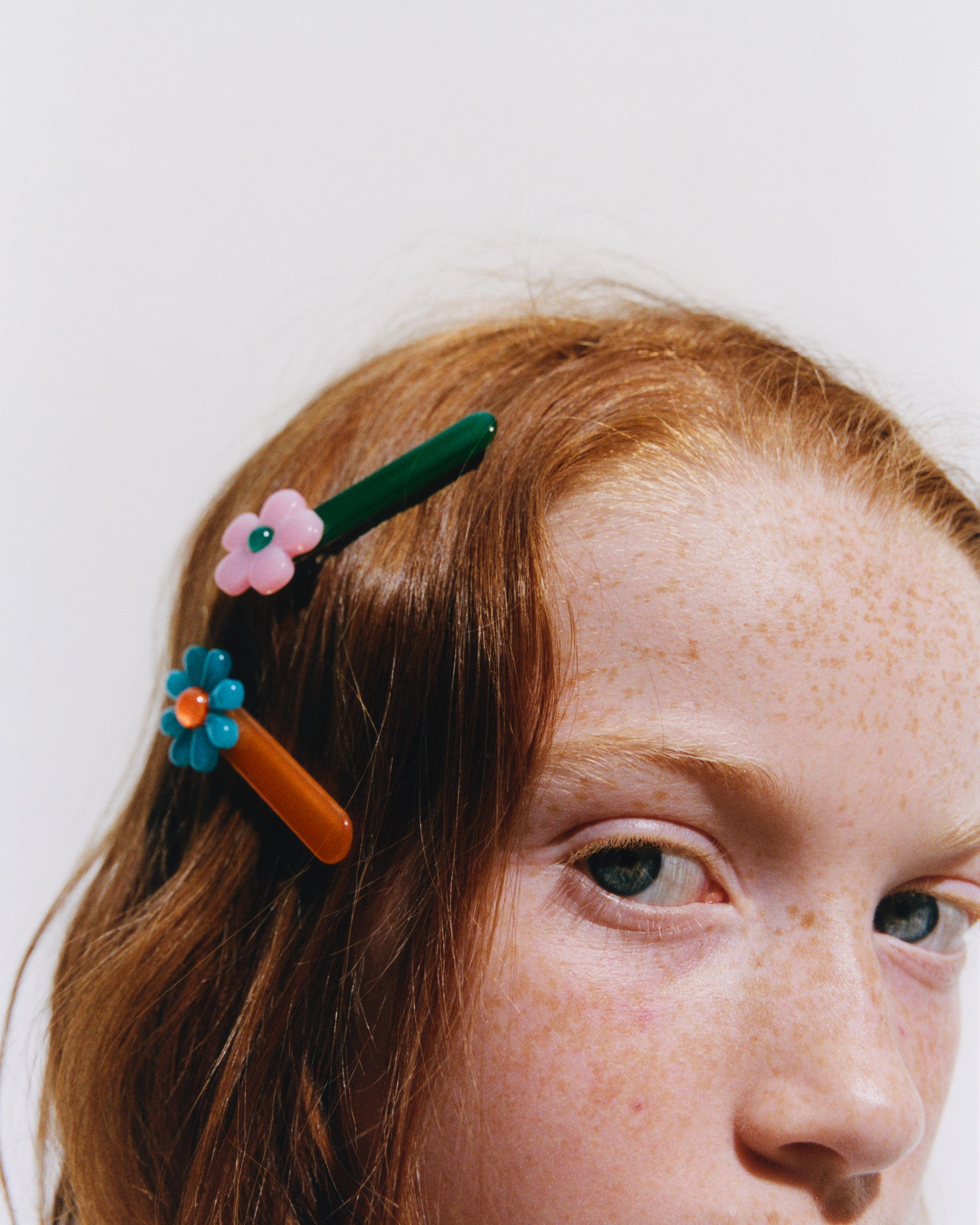 PACK OF THREE FLORAL HAIR CLIPS — Multicolored