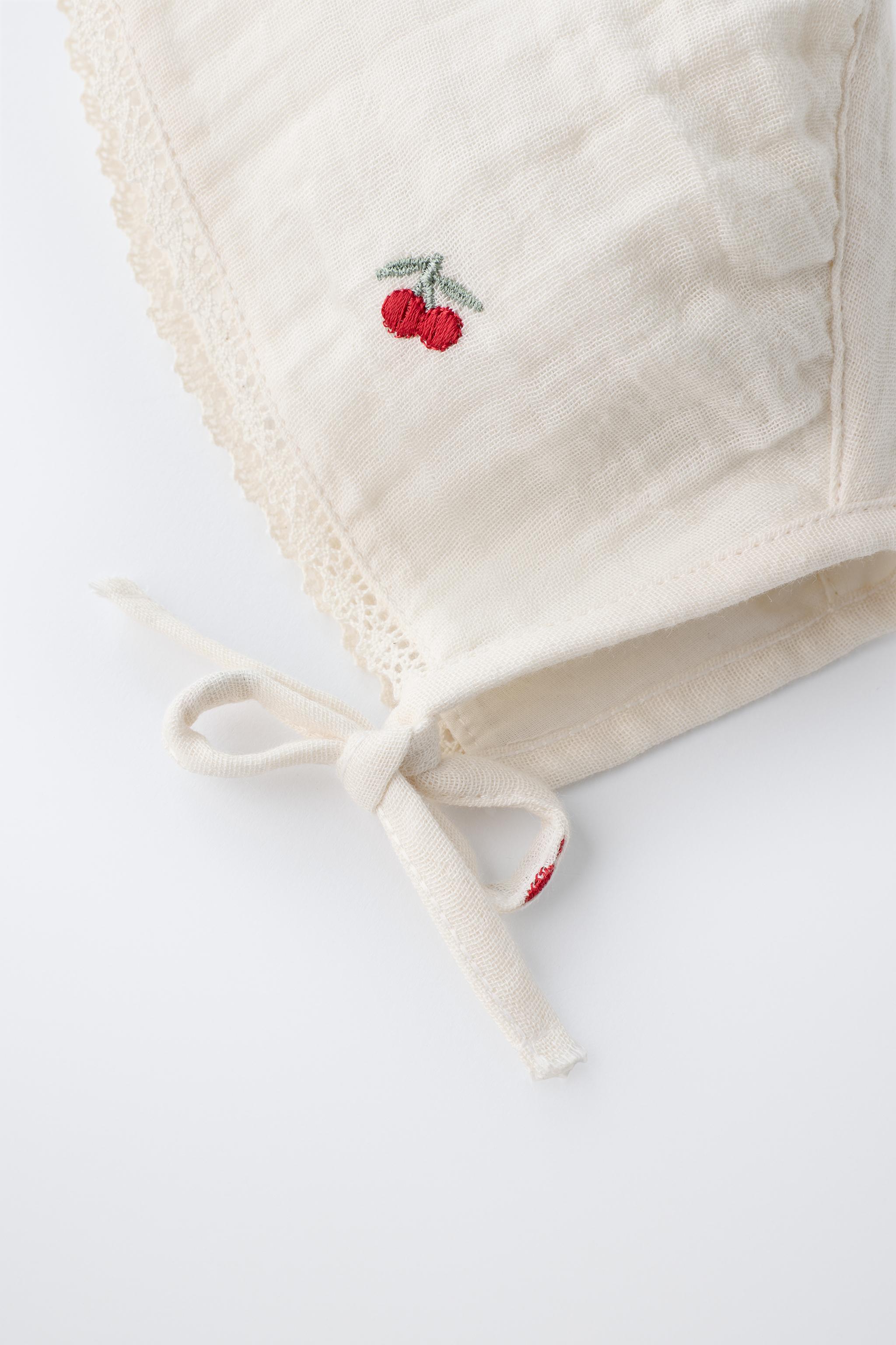 BONNET TEXTURÉ CERISES BRODÉES