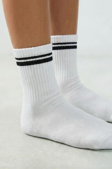 НАБОР ИЗ ДВУХ ПАР НОСКОВ СРЕДНЕЙ ДЛИНЫ В СПОРТИВНУЮ ПОЛОСКУ — БЕЛЫЙ от Zara