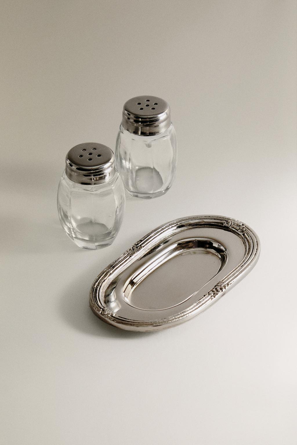 SALT AND PEPPER SHAKER SET WITH TRAY