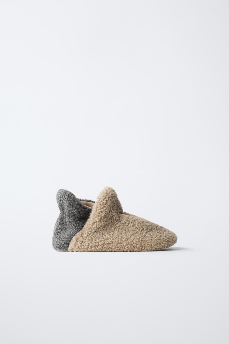 CHAUSSONS EN FORME DE CHAUSSETTES EN PEAU DE MOUTON Gris vison