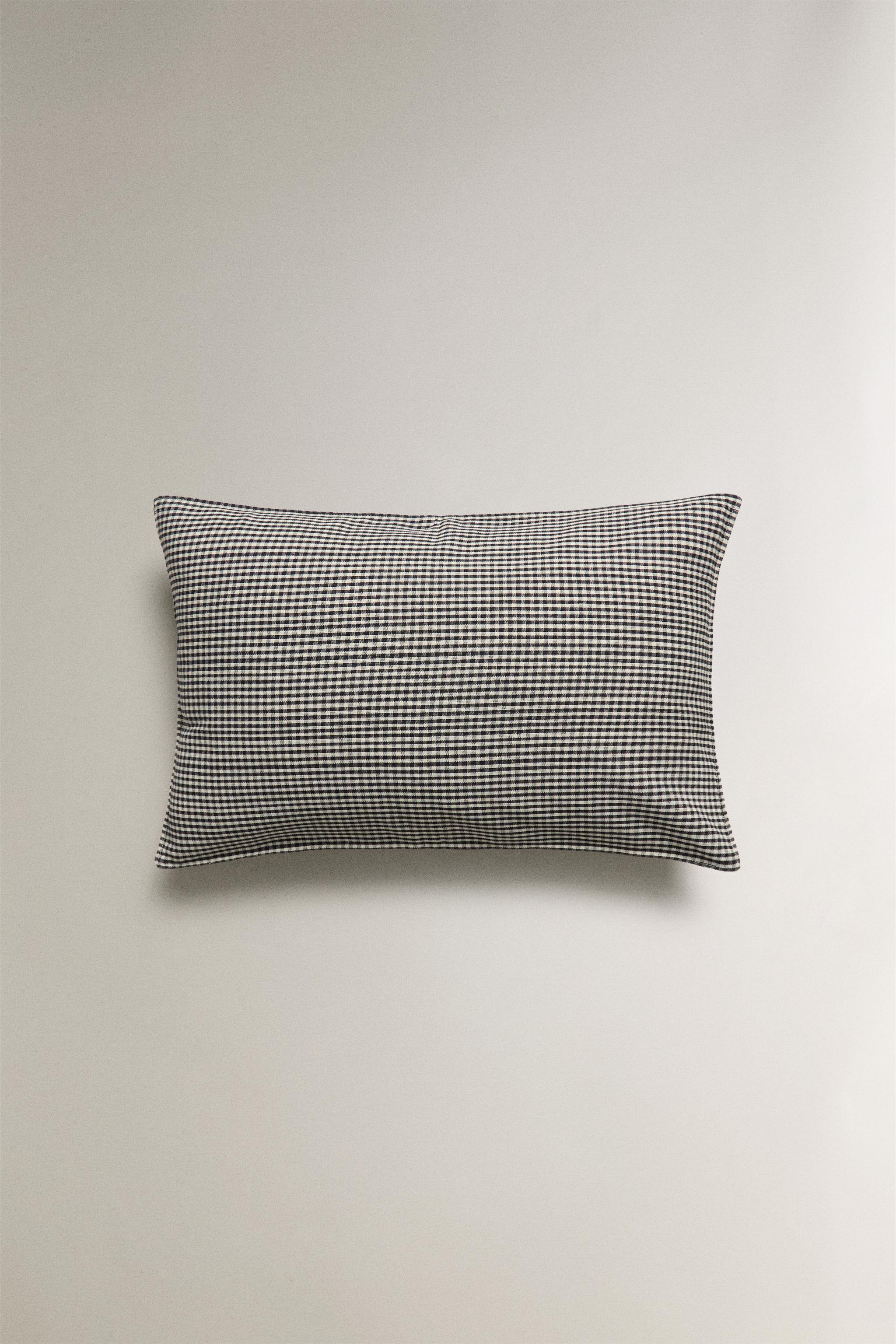 Black and white gingham throw pillows deals