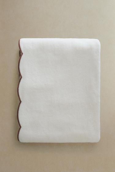 BATH TOWEL WITH SCALLOPED EDGE - Dusty pink by Zara