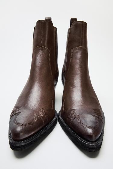 BOTIM COWBOY DE PELE COM BORDADOS - Castanho da Zara