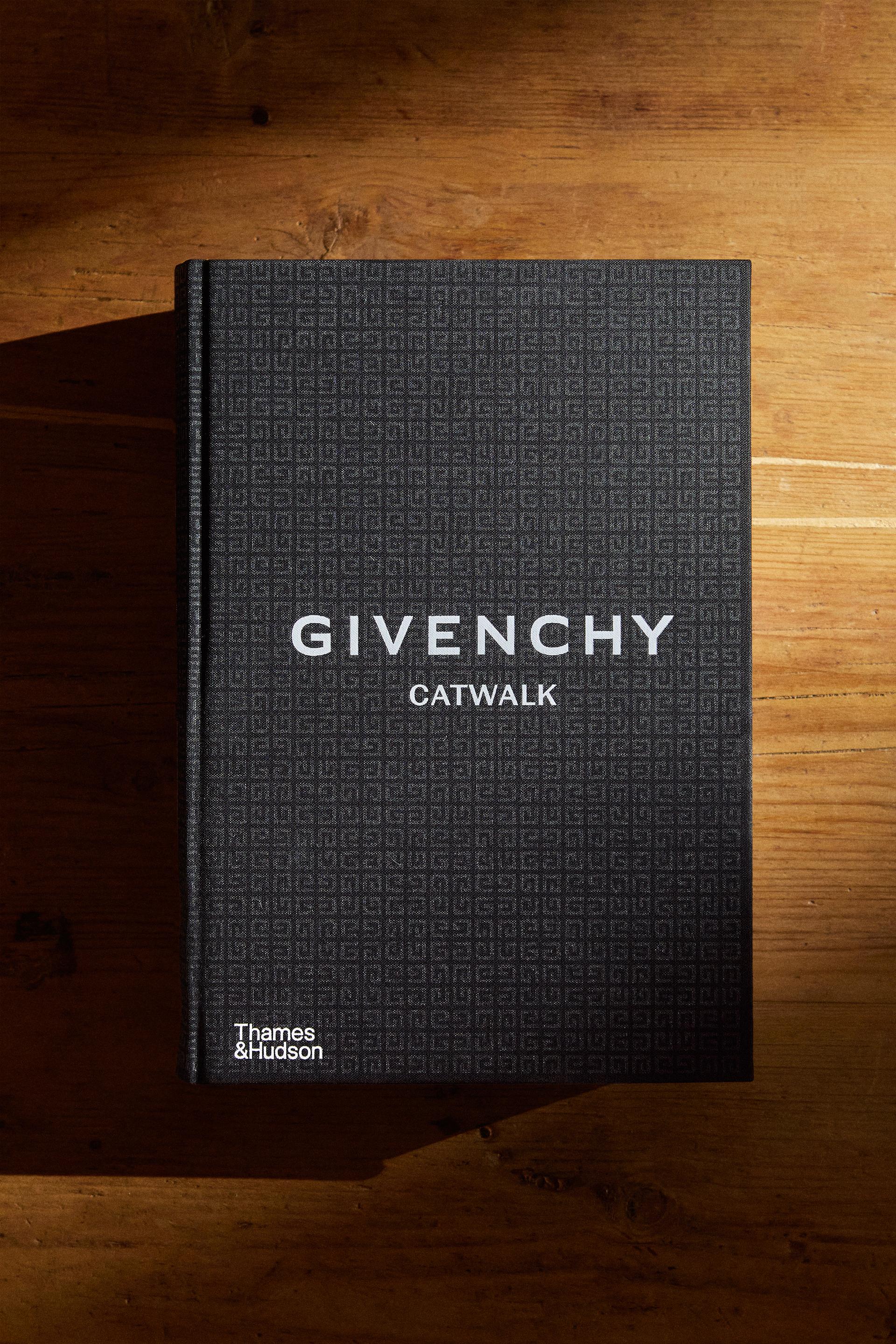 GIVENCHY CATWALK BOOK - Black