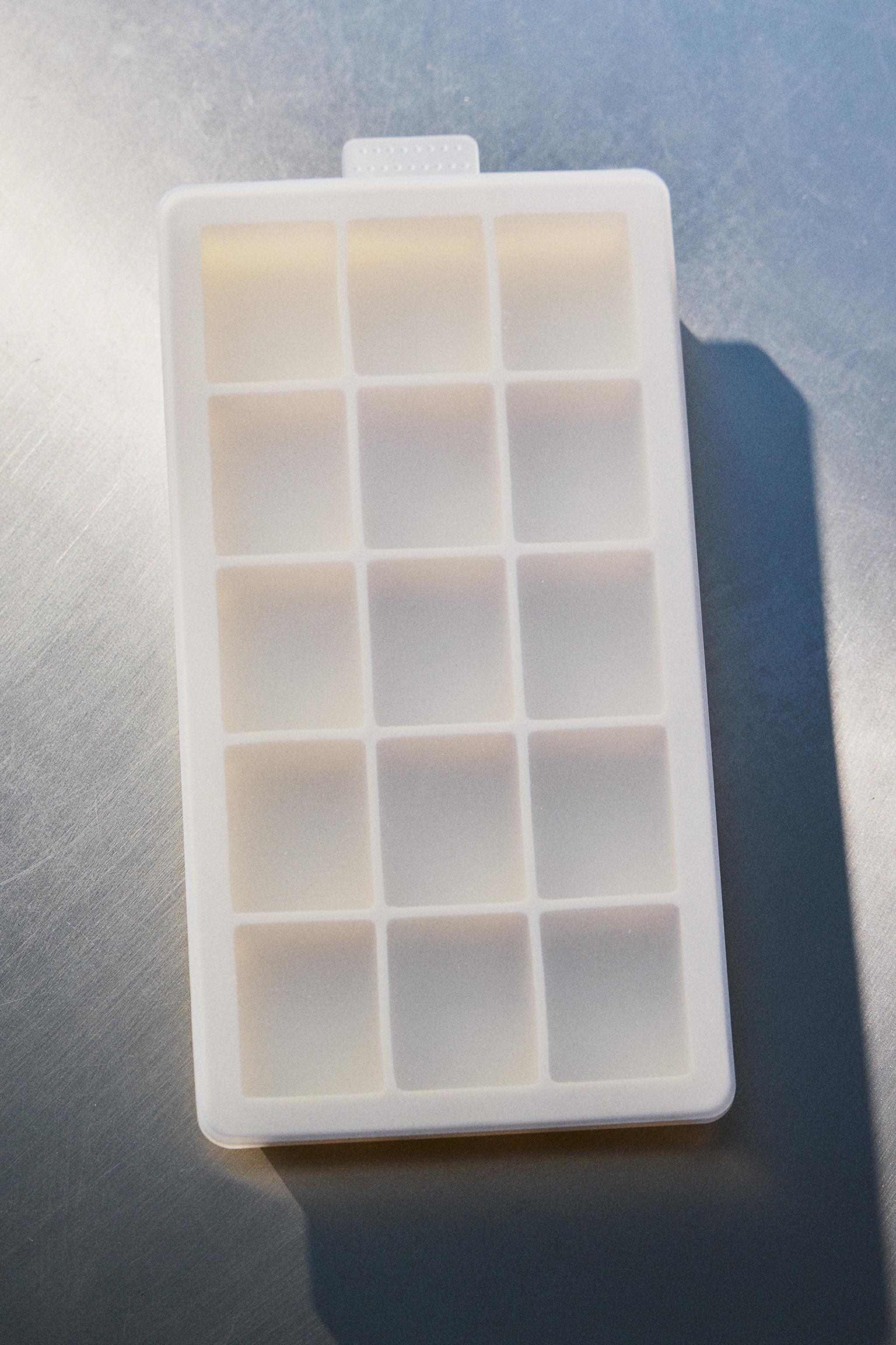 SILICONE ICE BUCKET TRAY WITH 15 ICE CUBES — Cream